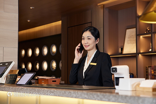 酒店前台的“隐形守护者” 高效接听电话中的管理智慧