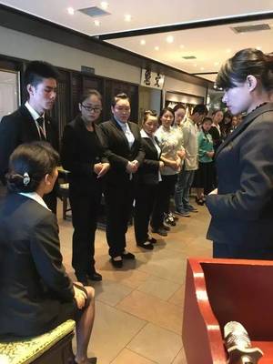 昆明佳华广场酒店服务精英助力福照楼，共筑云南餐饮服务新标杆——记礼仪礼节、微笑与问候专项培训会